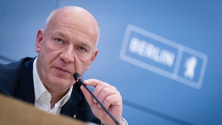 Berlins Regierender Bürgermeister Kai Wegner (CDU) bei der Pressekonferenz zum Stromausfall im Südwesten Berlins.