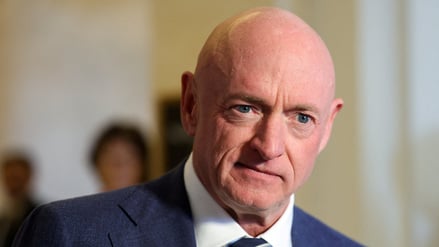 Der US-Senator Mark Kelly (D-AZ) spricht am 23. Oktober 2025 mit Mitgliedern im Kapitol in Washington (Symbolbild).