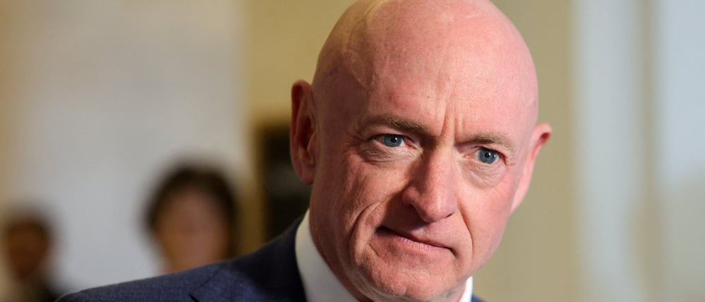 Der US-Senator Mark Kelly (D-AZ) spricht am 23. Oktober 2025 mit Mitgliedern im Kapitol in Washington (Symbolbild).
