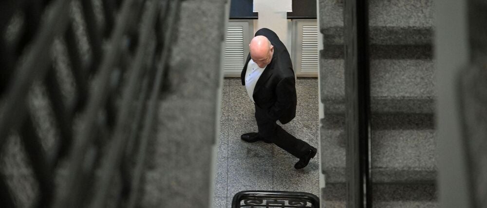 Robert Crumbach (BSW), Brandenburgs stellvertretender Ministerpräsident und Minister der Finanzen und für Europa, auf dem Weg zur Amtsübergabe des Finanzministeriums.