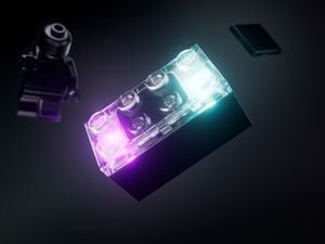 Der „Lego Smart Brick“ verfügt über einen Lautsprecher, LED-Leuchten und einen winzigen Chip, der andere Smart Bricks und Minifiguren erkennen und mit ihnen interagieren kann.