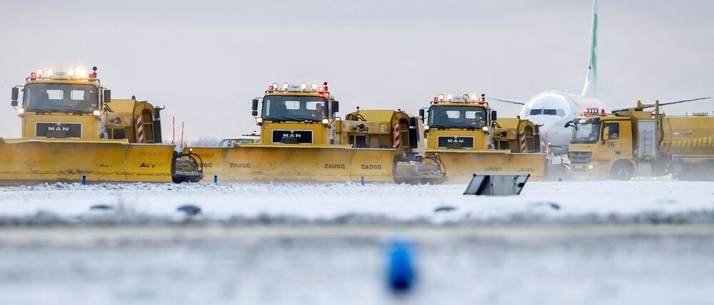 Räumfahrzeuge am Amsterdamer Flughafen Schiphol.