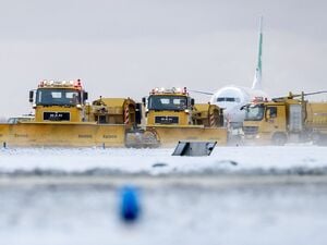 Räumfahrzeuge am Amsterdamer Flughafen Schiphol.
