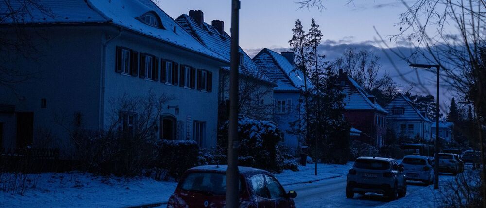 Viele Haushalte im Südwesten Berlins sind die dritte Nacht in Folge ohne Strom.