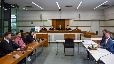 Das Verwaltungsgericht prüft eine Klage von Lahav Shapira (2.v.l), Student der Freien Universität (FU) Berlin. (Archivbild)