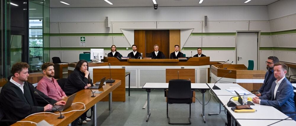 Das Verwaltungsgericht prüft eine Klage von Lahav Shapira (2.v.l), Student der Freien Universität (FU) Berlin. (Archivbild)