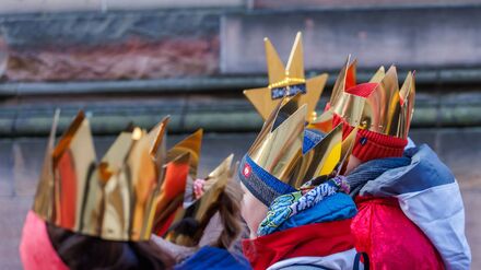 Sternsingerinnen und Sternsinger sind jedes Jahr in Deutschland unterwegs. (Symbolbild)