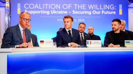 Bundeskanzler Friedrich Merz (l-r, CDU), Frankreichs Präsident Emmanuel Macron, und Wolodymyr Selenskyj, Präsident der Ukraine, nehmen an einer Video-Konferenz der Koalition der Willigen in Kiew im Marienpalast teil. 