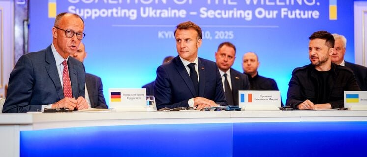 ARCHIV - 10.05.2025, Ukraine, Kiew: Bundeskanzler Friedrich Merz (l-r, CDU), Frankreichs Präsident Emmanuel Macron, und Wolodymyr Selenskyj, Präsident der Ukraine, nehmen an einer Video-Konferenz der Koalition der Willigen in Kiew im Marienpalast teil. Die westlichen Unterstützer der Ukraine wollen an diesem Dienstag mit Vertretern der USA in Paris über die Absicherung eines möglichen Waffenstillstands oder Friedens für das von Russland angegriffene Land beraten.  (zu dpa: «Darum geht es beim Ukraine-Treffen in Paris») Foto: Kay Nietfeld/dpa +++ dpa-Bildfunk +++