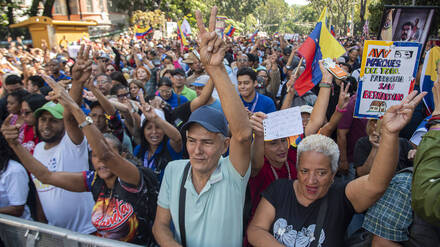 Anhänger des gestürzten venezolanischen Präsidenten Nicolas Maduro während einer Kundgebung vor der Nationalversammlung in Caracas.