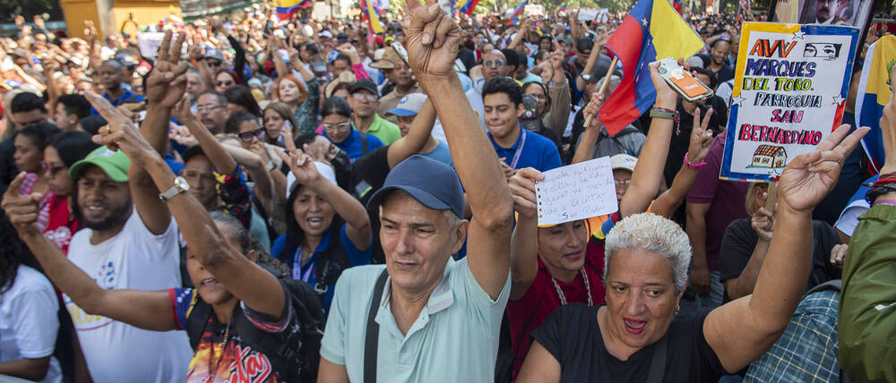 Anhänger des gestürzten venezolanischen Präsidenten Nicolas Maduro während einer Kundgebung vor der Nationalversammlung in Caracas.