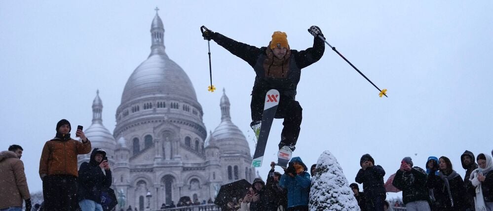 Im Pariser Viertel Montmartre: Ein Mann springt mit seinen Skiern den Hügel bei der Basilika Sacre-Coeur hinunter. 