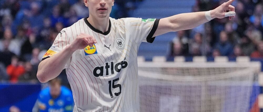 Juri Knorr lenkt das Spiel der deutschen Handballer wie kein anderer. (Archivbild)