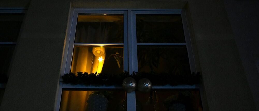 In Berlins Südwesten müssen Tausende Menschen aktuell ohne Strom auskommen - sie nutzen etwa batteriebetriebene Lampen.