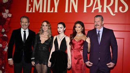 Produzent Darren Star, die Schauspieler Philippine Leroy-Beaulieu, Lily Collins, Ashley Park bei der Premiere zur fünften Staffel.