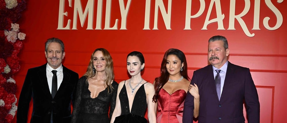 Produzent Darren Star, die Schauspieler Philippine Leroy-Beaulieu, Lily Collins, Ashley Park bei der Premiere zur fünften Staffel.