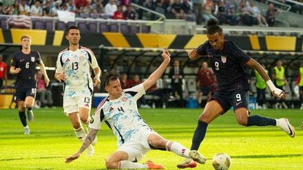 Vor Wechsel zum Hamburger SV: US-Stürmer Damion Downs (r). 