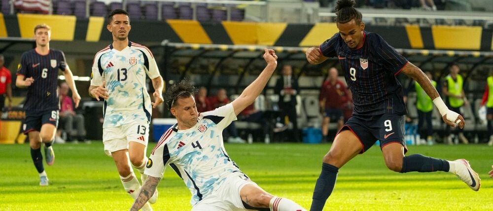 Vor Wechsel zum Hamburger SV: US-Stürmer Damion Downs (r).