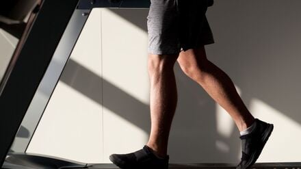 Ob es ein Fitnessgerät zu Hause gibt, ist auch eine Frage des Geldes. (Symbolbild) 