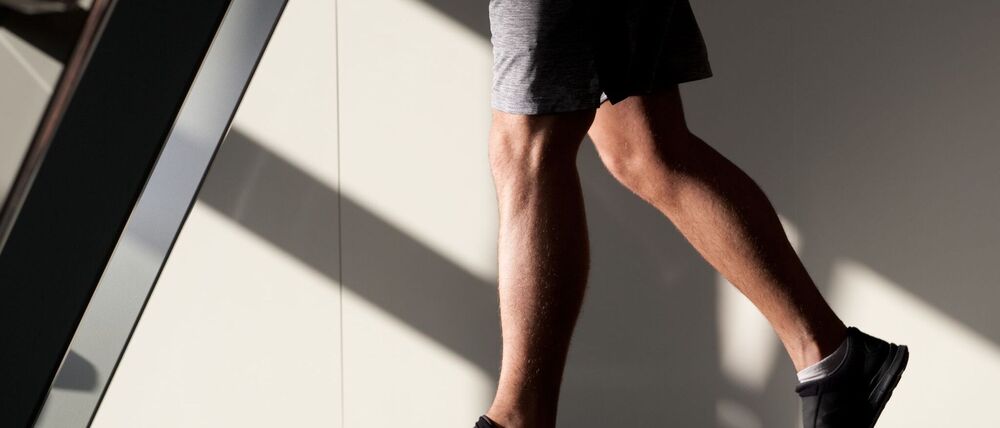 Ob es ein Fitnessgerät zu Hause gibt, ist auch eine Frage des Geldes. (Symbolbild)