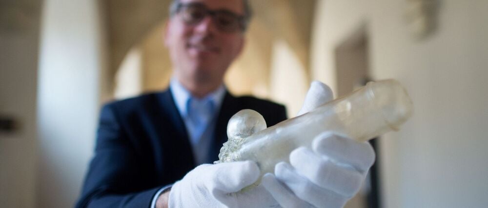 Der Glasphallus von Herford wurde auch schon in einer Ausstellung präsentiert. (Archivbild)