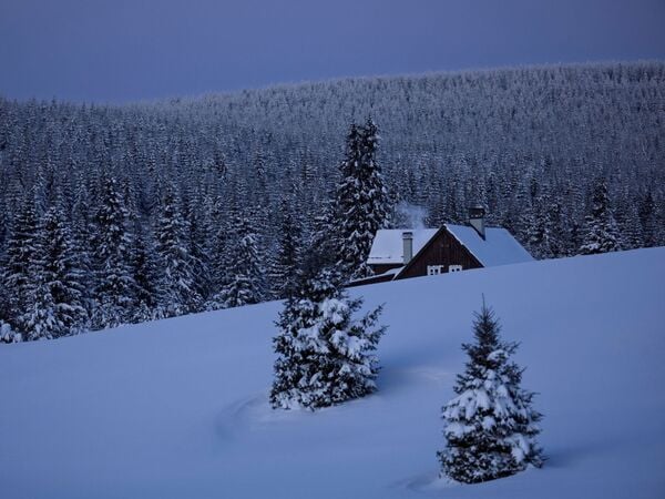 06.01.2026, Tschechien, Korenov: Häuser der Siedlung Jizerka ducken sich in die verschneite Landschaft im Isergebirge. Foto: Radek Petrášek/CTK/dpa +++ dpa-Bildfunk +++
EU_Snow