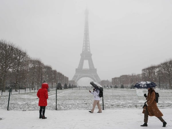 Pedestrians walk on the Champs-de-Mars blanketed in snow near the Eiffel Tower in Paris on January 5, 2026. (Photo by Ludovic MARIN / AFP)
EU_Snow