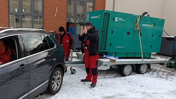 Der Generator der Haustechnikfirma Wowi wird umgesetzt, um Anwohner vor dem Lärm zu schützen.