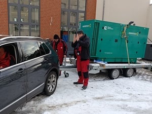 Der Generator der Haustechnikfirma Wowi wird umgesetzt, um Anwohner vor dem Lärm zu schützen.