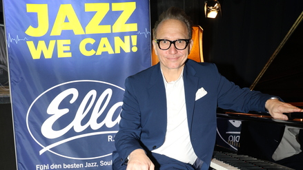 Herr über 44 Jazzkanäle. Senderchef Oliver Dunk im ZigZag.