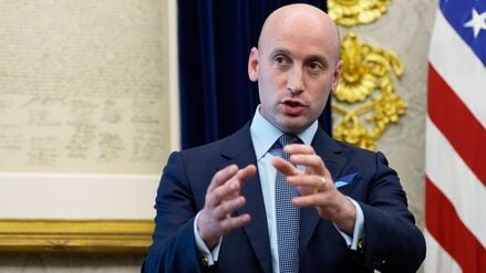 Stephen Miller, stellvertretender Stabschef des Weißen Hauses, spricht während der Unterzeichnung eines Memorandums durch US-Präsident Trump im Oval Office des Weißen Hauses.