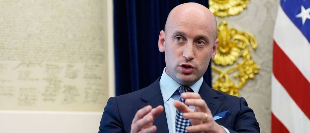 Stephen Miller, stellvertretender Stabschef des Weißen Hauses, spricht während der Unterzeichnung eines Memorandums durch US-Präsident Trump im Oval Office des Weißen Hauses.