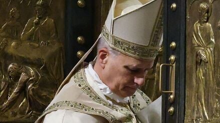 Papst Leo XIV. schließt die Heilige Pforte des Petersdoms, um das Heilige Jahr 2025 zu beenden.