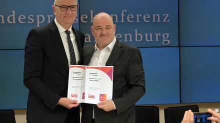 Brandenburgs Ministerpräsident Dietmar Woidke (SPD) und Finanzminister Robert Crumbach (BSW) haben gemeinsam die SPD/BSW-Koalition auf den Weg gebracht, die nun am Ende ist (Archivbild)