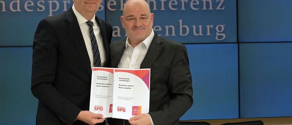 Brandenburgs Ministerpräsident Dietmar Woidke (SPD) und Finanzminister Robert Crumbach (BSW) haben gemeinsam die SPD/BSW-Koalition auf den Weg gebracht, die nun am Ende ist (Archivbild)