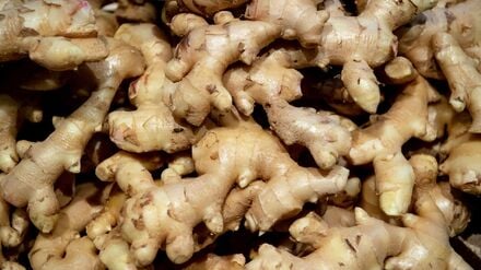 Ingwer liegt in einem Supermarktregal. (Symbolbild)