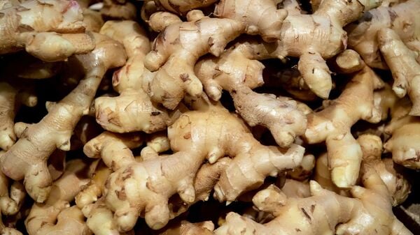 Ingwer liegt in einem Supermarktregal. (Symbolbild)