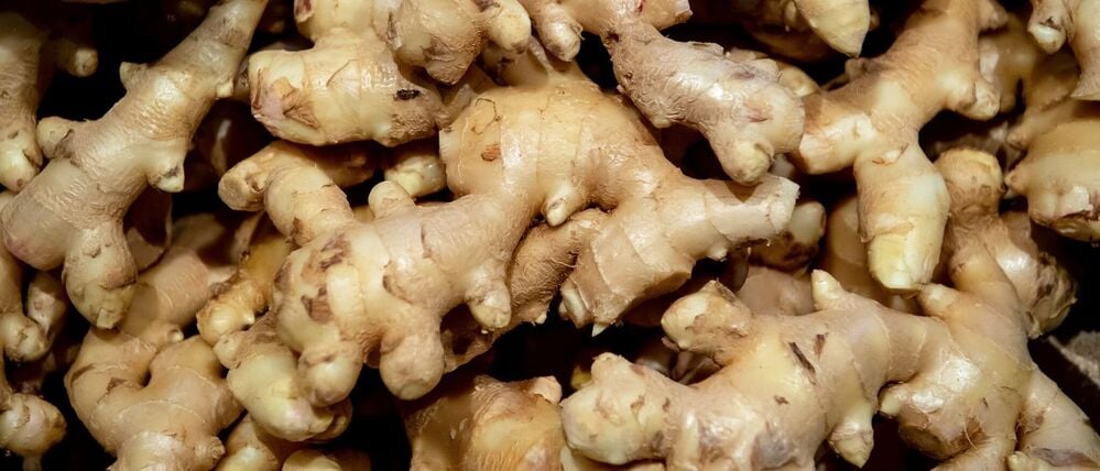 Ingwer liegt in einem Supermarktregal. (Symbolbild)