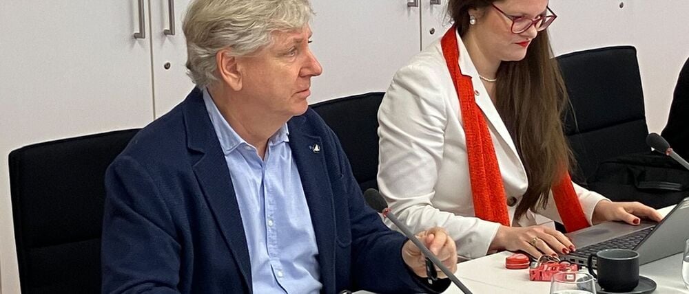 Die Landtagsabgeordneten Jouleen Gruhn und André von Ossowski traten nach internem Streit aus der BSW-Fraktion aus. Das teilten beide am Vormittag in Potsdam mit. Damit hat die Koalition aus SPD und BSW formell keine Zwei-Stimmen-Mehrheit mehr wie bisher.