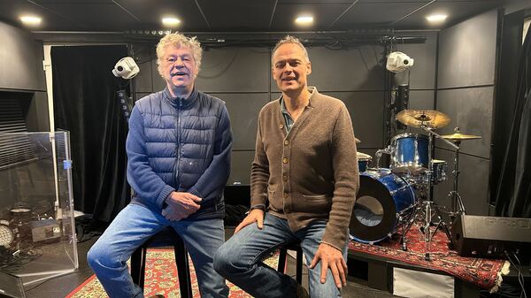 Schöneberger Kleinbühne „Speakeazy Stage“
Besitzer Rainer Raschewski (links) zusammen mit dem Host Carsten Schmelzer (rechts).
Foto: Alexander Conrad