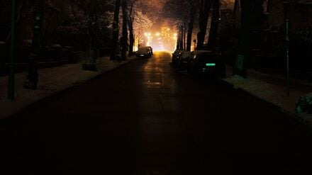 Im Gebiet des Stromausfalls kommt es nachts in einem Wohnhaus zu einem Wasserrohrbruch. 