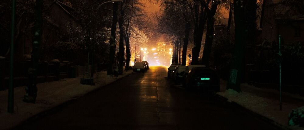 Im Gebiet des Stromausfalls kommt es nachts in einem Wohnhaus zu einem Wasserrohrbruch. 