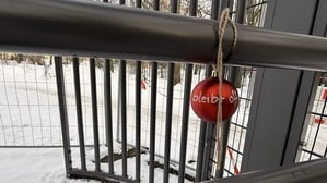 „Bleibt offen“ steht auf einer verbliebenen Weihnachtskugel am Drehkreuz am Görlitzer Park.