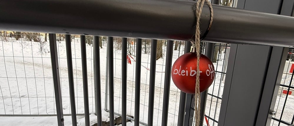„Bleibt offen“ steht auf einer verbliebenen Weihnachtskugel am Drehkreuz am Görlitzer Park.