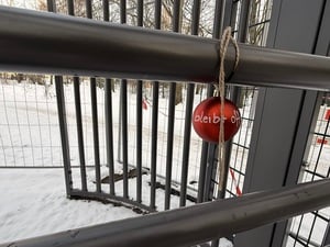 „Bleibt offen“ steht auf einer verbliebenen Weihnachtskugel am Drehkreuz am Görlitzer Park. 