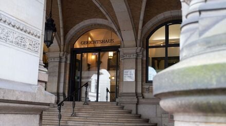 Ein Mann soll jahrelang seine Familie gequält haben und steht deshalb ab Mitte Januar vor Gericht. (Archivbild)