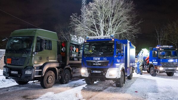 Alle packen auch: Auch die Leute vom THW mit ihren blauen Lastwagen.