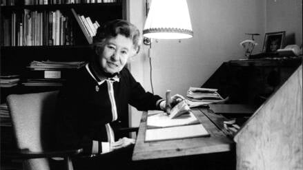 Elisabeth Schwarzhaupt, hier in ihrem Haus in Frankfurt am Main, war vor ihrer Zeit als Bundesministerin in der „Bekennenden Kirche“ in Berlin aktiv.