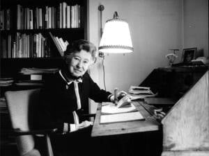 Elisabeth Schwarzhaupt, hier in ihrem Haus in Frankfurt am Main, war vor ihrer Zeit als Bundesministerin in der „Bekennenden Kirche“ in Berlin aktiv.