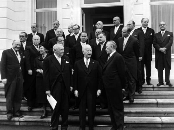 ARCHIV -Das vierte Bundeskabinett findet sich zu einem Empfang am 14.11.1961 in der Bonner Villa Hammerschmidt zusammen. Erster Reihe (l-r): Bundespräsident Heinrich Lübke, Bundeskanzler Konrad Adenauer, Wirtschaftsminister Ludwig Erhard. Zweite Reihe (l-r): Hans-Joachim von Merkatz, Hans Lenz, Hans-Christoph Seebohm, Elisabeth Schwarzhaupt, Paul Lücke, Gerhard Schröder, Franz-Josef Strauß. Dritte Reihe (l-r): Werner Schwarz, Richard Stücklen, Hermann Höcherl, Wolfgang Stammberger. Vierte Reihe (l-r): Heinz Starke, Heinrich Krone, Theodor Blank, Ernst Lemmer, Franz-Josef Würmeling, Wolfgang Mischnik, Walter Scheel und Siegfried Balke. Foto: Kurt Rohwedder/dpa (zu dpa «Alt-Bundespräsident Walter Scheel tot» vom 24.08.2016) +++ dpa-Bildfunk +++